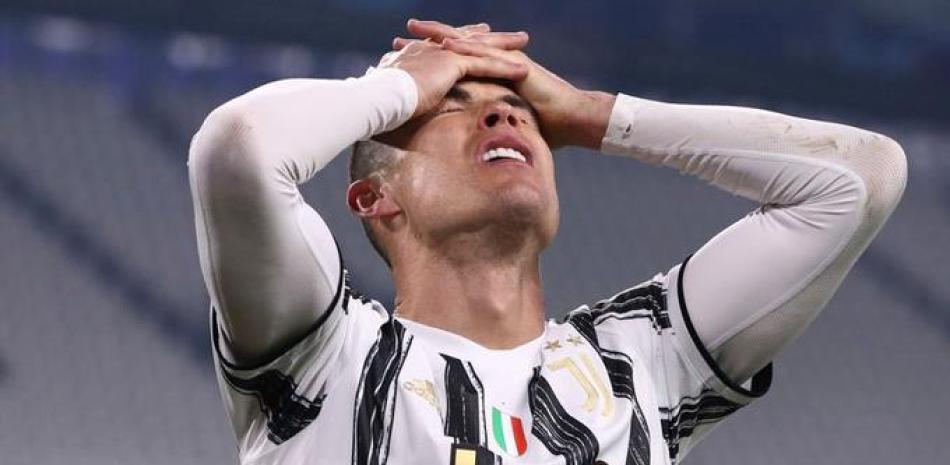 Cristiano Ronaldo se lamenta por la caída de su equipo, Juventus de Turín.