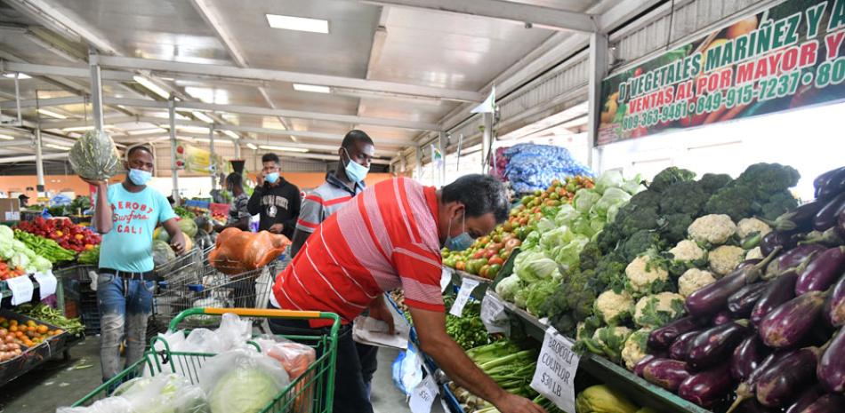 Durante un recorrido por los mercados de Santo Domingo, un equipo de prensa de Listín Diario comprobó las diferencias de los precios en productos de consumo masivo como carne, arroz y habichuelas. JOSÉ A MALDONADO/LD