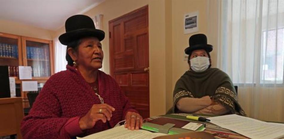 Alicia Canaviri (i), directora del Centro de Desarrollo Integral de la Mujer Aymara (CDIMA), junto a Virginia Benito (d), habla con Efe el 10 de marzo de 2021, en El Alto (Bolivia). Un grupo de mujeres indígenas aimaras de Bolivia propone castigar la infidelidad con cárcel e incluirla en la ley para garantizar una vida libre de violencia, ya que a su juicio es un factor determinante para que muchos hombres en el área rural las abandonen y ejerzan contra ellas otros tipos de violencias. Un centenar de mujeres indígenas líderes de una veintena de municipios del departamento de La Paz se reunieron para debatir sobre la violencia hacia la mujer y resolvieron presentar un proyecto ante el Ministerio de Justicia para incluir la infidelidad en la ley que protege a las mujeres de las distintas violencias. EFE/ Martin Alipaz