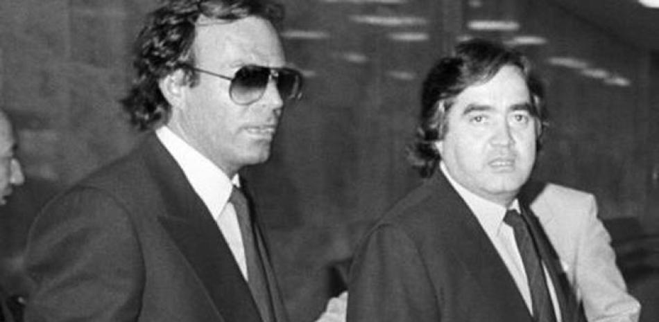 Alfredo Fraile (derecha), con Julio Iglesias, en su etapa como su representante. Inició su trabajo como representante del cantante poco después de la victoria de este en el Festival de Benidorm de 1968.