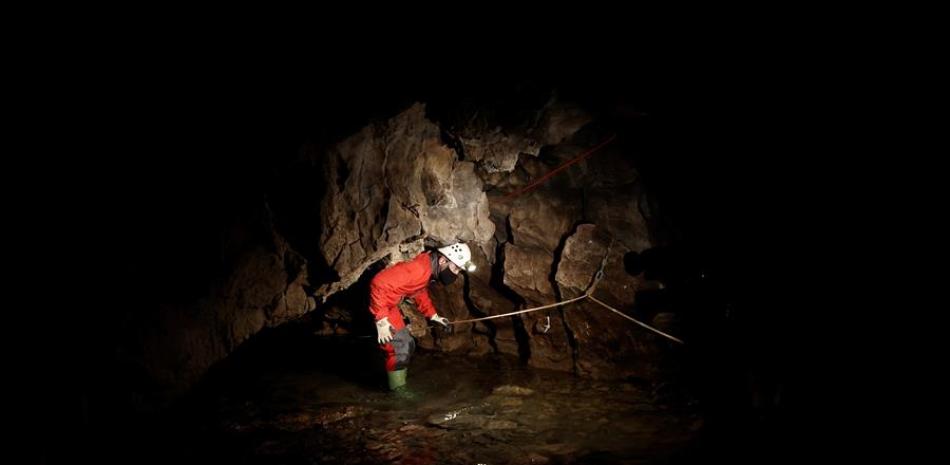 Un arqueólogo sale de la cueva donde se ha localizado uno de los esqueletos mejor conservados de prehistoria que tiene más de 11.700 años. Bautizado como 'el hombre de Loizu', sus restos han estado durante casi doce milenios resguardados en una cueva cerca de la localidad navarra de Erro, donde este viernes ha sido presentado como "un hallazgo excepcional". Los detalles han sido explicados in situ, en la entrada de la angosta cueva del concejo de Aintzioa-Loizu, por los expertos del equipo interdisciplinar que trabajan en la investigación. EFE/ Jesús Diges