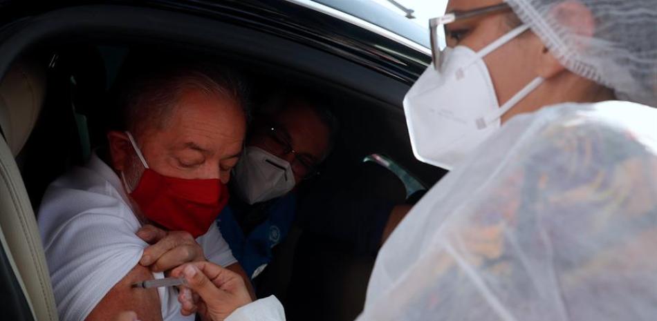 El expresidente Luiz Inácio Lula da Silva es vacunado contra la covid-19 hoy en un centro de autoservicio, en la alcaldía de la ciudad de São Bernardo en São Paulo (Brasil).