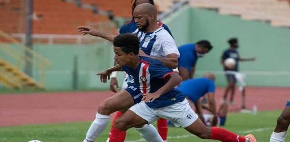 Acción en un partido de la pasada temporada de la Liga Dominicana de Fútbol.