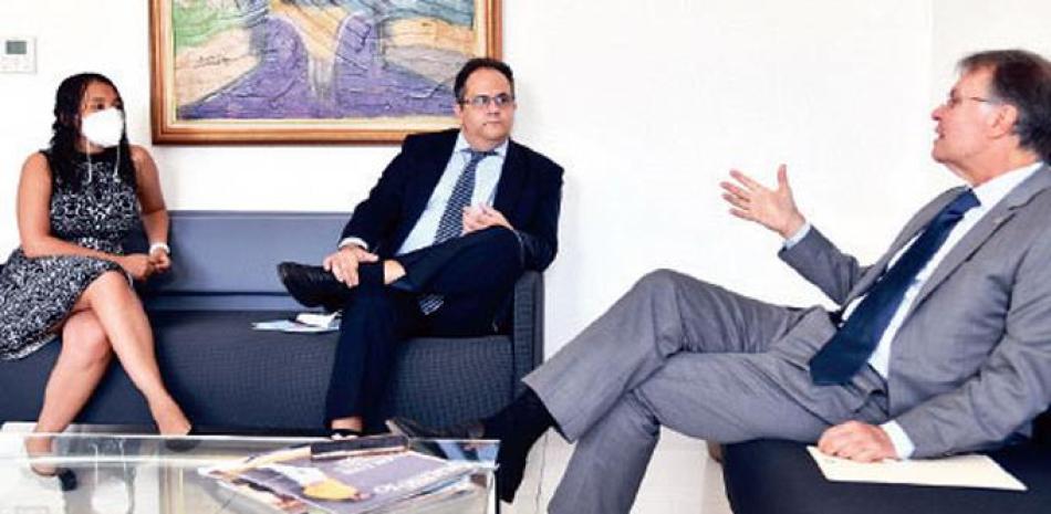 El embajador Clemente Baena Soares y el director comercial de la embajada, Alex Guimaráes. RAÚL ASENCIO/LD