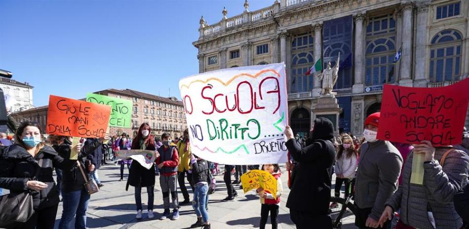 Estudiantes y padres protestan por el cierre de las escuelas en Italia. EFE/EPA/JESSICA PASQUALON