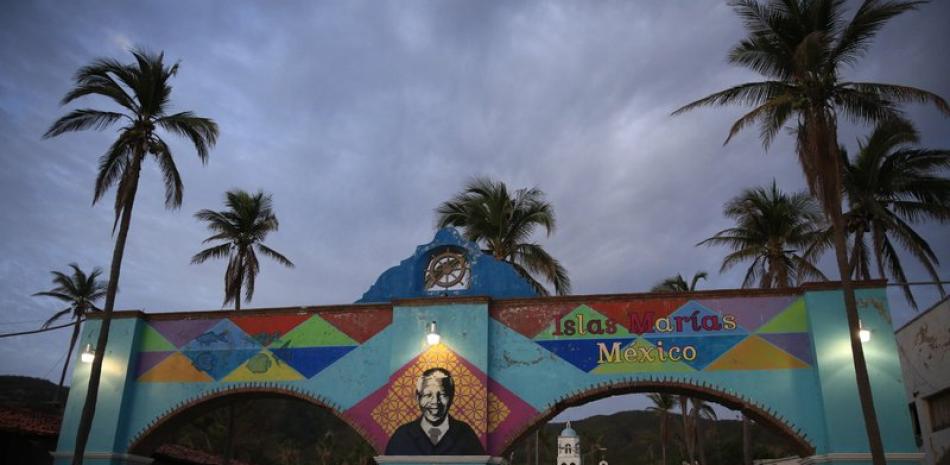 Un mural de Nelson Mandela decora la entrada de las Islas Marías, un penal en una isla en México ahora cerrado, el 17 de marzo de 2019. (AP Foto/Rebecca Blackwell, File)