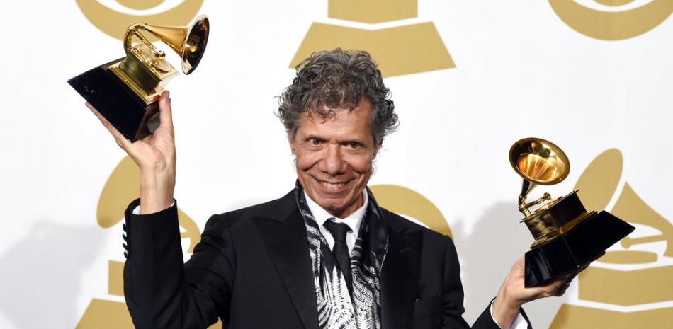 Chick Corea posa en la sala de prensa tras ganar dos premios Grammy el 8 de febrero de 2015 en Los Angeles. Corea ganó póstumamente el Grammy al mejor solo de jazz improvisado el domingo 14 de marzo de 2021. 

Foto: Chris Pizzello/Invision/AP