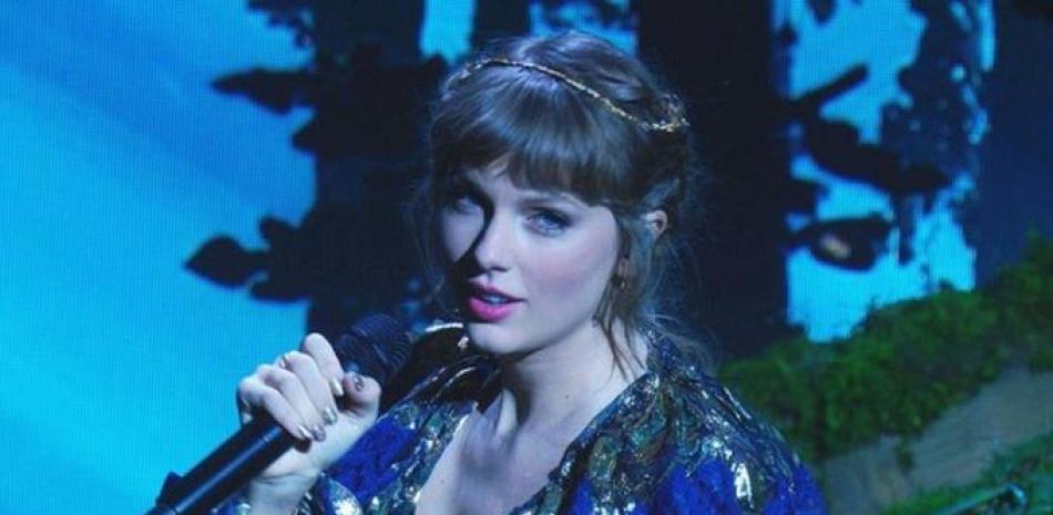Taylor Swift se presentó en el escenario de los Premios Grammy para ofrecer una sorprendente actuación. "Folklore" recibió el premio Grammy al álbum del año.