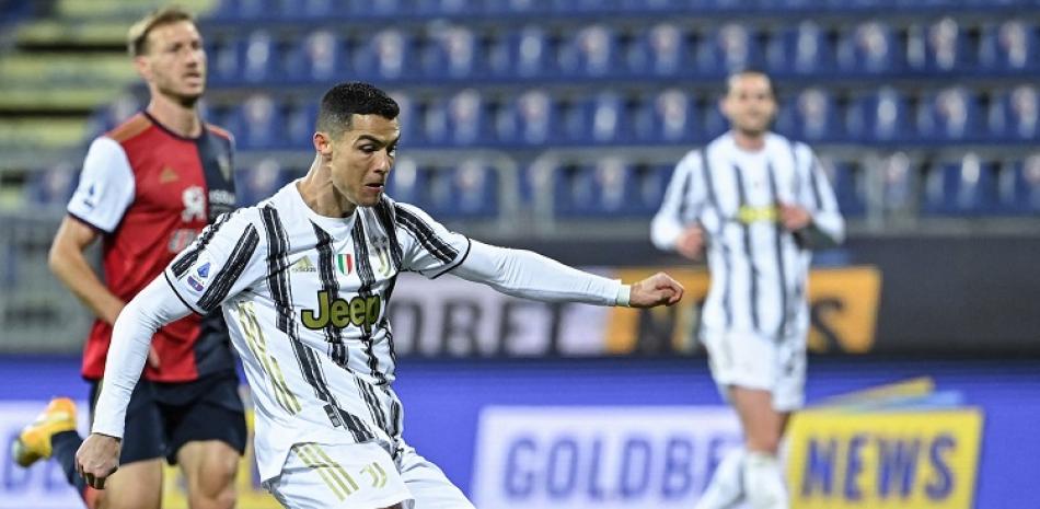 Cristiano Ronaldo al momento de patear el balón en el partido entre Juventus y Cagliari en la primera división de Italia.