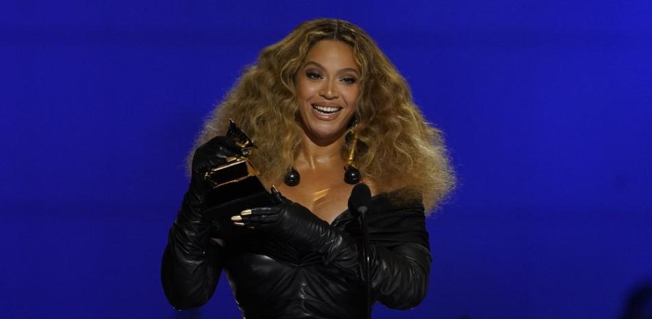 Beyoncé recibe el Grammy a la mejor interpretación de R&B por "Black Parade" el domingo 14 de marzo de 2021 en Los Ángeles. (AP Foto/Chris Pizzello)