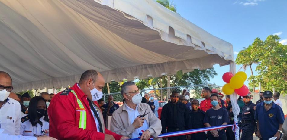 Intendente de la estación Coronel Roberto Santos Méndez junto al Alcalde de Santo Domingo Este, Manuel Jiménez cortan la cinta de reinauguracion de la estacion en el Ensanche Ozama.