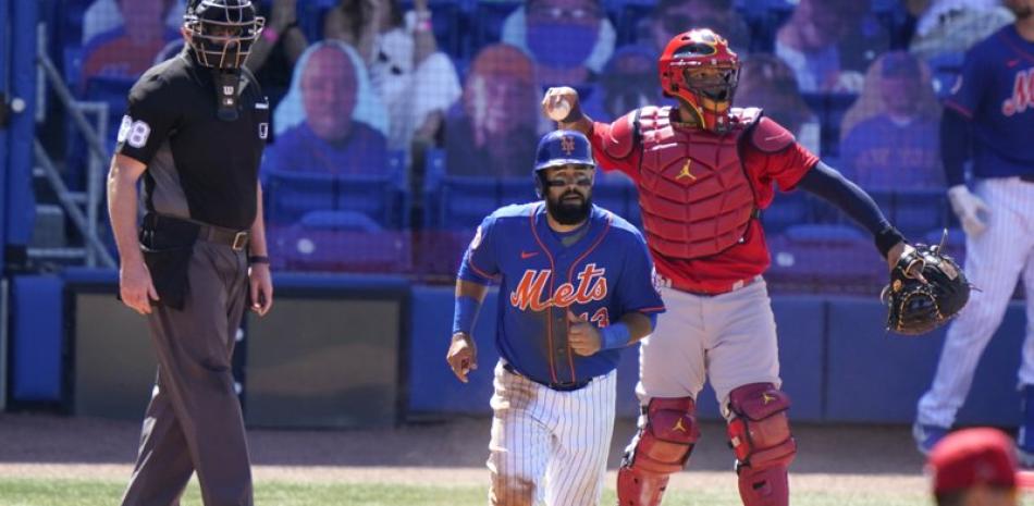 Luis Guillorme de los Mets de Nueva York atrae una base por bola frente al relevista de los Cardenales de San Luis Jordan Hicks en Port St. Lucie, Florida. (AP Photo/Lynne Sladky)