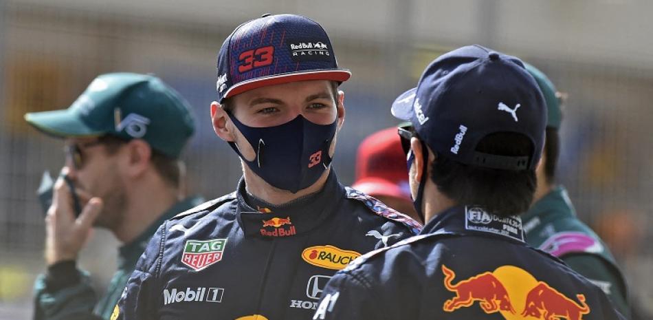 Max Verstappen, de la escudería Red Bull, conversa con su compañero Sergio Pérez.