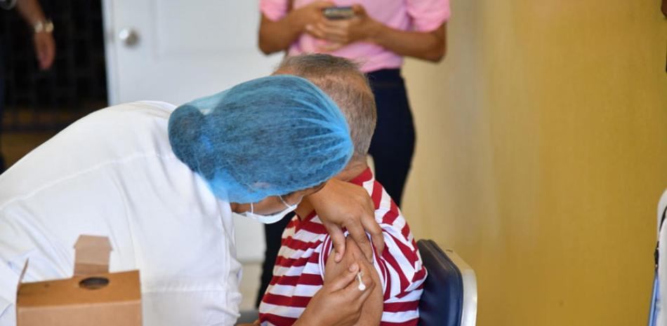 La jornada de vacunación contra la Covid-19 “Vacúnate RD”, inició con el personal de salud que trabaja en primera línea de atención de pacientes con el virus en los hospitales Covid. FUENTE EXTERNA
