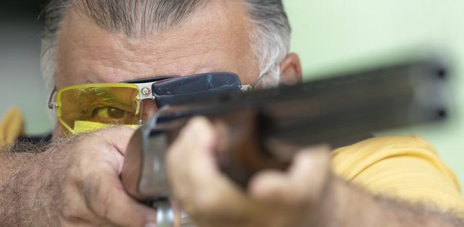 Una persona practica tiro al blanco en Americana, Brasil el 24 de febrero del 2021. (AP Photo/Andre Penner, File)