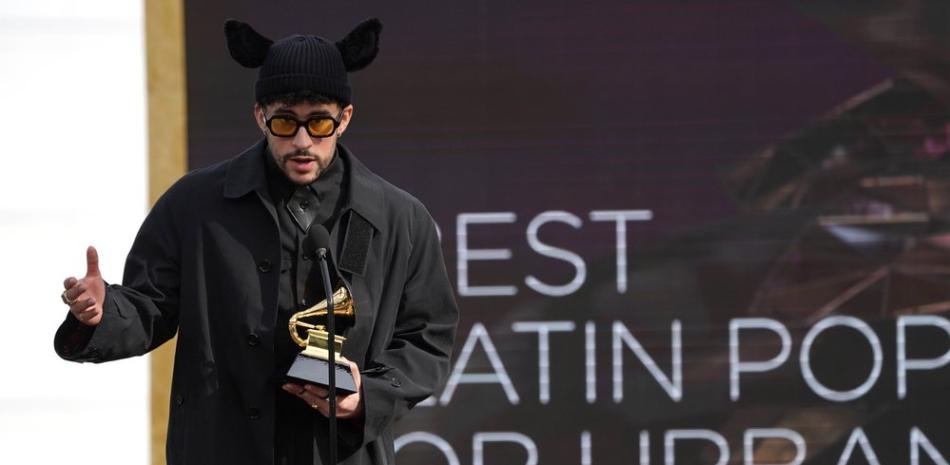 Bad Bunny recibe el Grammy al mejor álbum pop o urbano latino por "YHLQMDLG" el domingo 14 de marzo de 2021 en Los Angeles. (AP Foto/Chris Pizzello)
