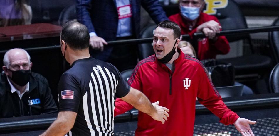 El entrenador en jefe de Indiana, Archie Miller, se queja ante el oficial Bo Boroski después de recibir una falta técnica durante la segunda mitad de un juego de baloncesto universitario de la NCAA contra Purdue en West Lafayette, Indiana, el sábado 6 de marzo de 2021.