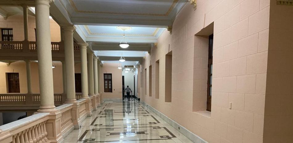 Uno de los pasillos del Palacio Nacional luce desierto esta noche, a pesar del encuentro convocado por el Presidente Luis Abinader. Foto: Adriana Pequero/Listín Diario.