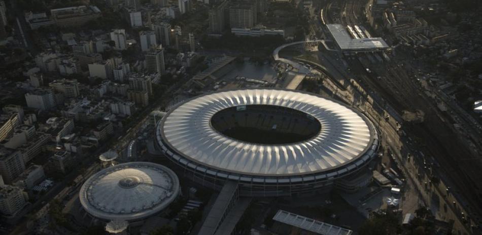 Foto del 8 de junio del 2014 imagen aérea del estadio Maracaná en Río de Janeiro. El martes 16 de marzo del 2021, renombrar al estadio en honor a Pelé divide a los brasileños, el gobernador de Río de Janeiro tiene hasta la próxima semana para decidir si le cambia el nombre.