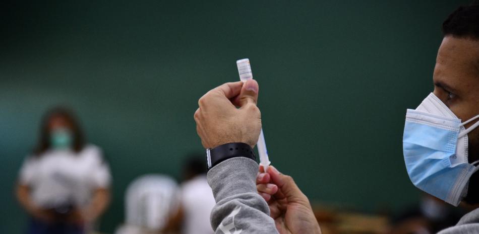 Un enfermero prepara la dosis de la vacuna contra el coronavirus para inoculara un docente. Víctor Ramirez/LD