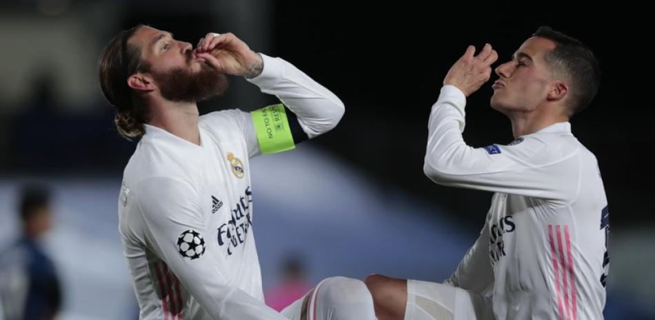 Sergio Ramos (izquierda) y Lucas Vázquez celebran el segundo gol del Real Madrid en el partido contra Atalanta por los octavos de final de la Liga de Campeones, este martes 16 de diciembre de 2021, en Madrid.