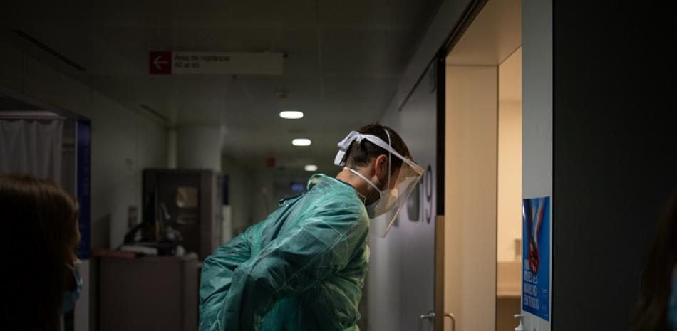 Un médico entra en la Unidad de Cuidados Intensivos de un hospital de España. Foto: archivo/Europa Press