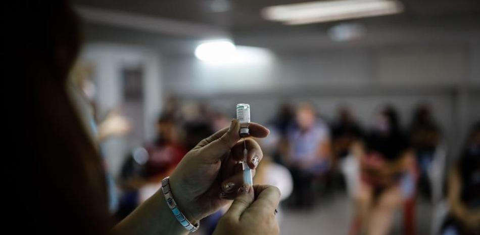 Una enfermera sostiene una vacuna contra la covid-19 en un centro sanitario. EFE/ Juan Ignacio Roncoroni