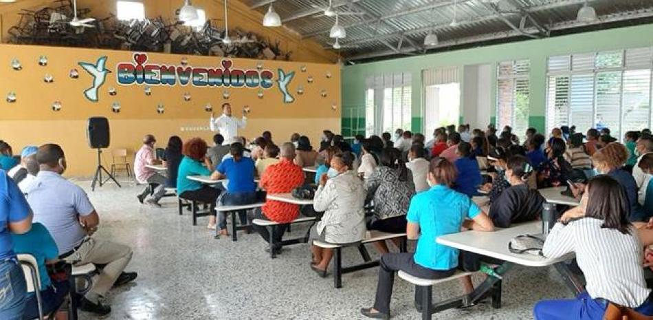 Profesores de Cabral durante una asamblea para ratificar la posición de no acudir a las ESCOLAR aulas de forma presencial. FUENTE EXTERNA/