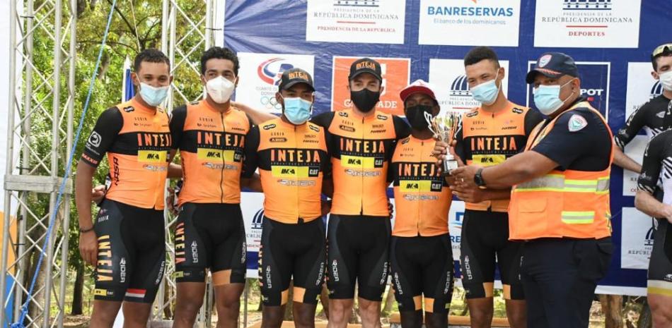 Integrantes del equipo Inteja que a partir de la próxima semana defenderá su cetro como el campeón en el Clásico RPC de Ciclismo