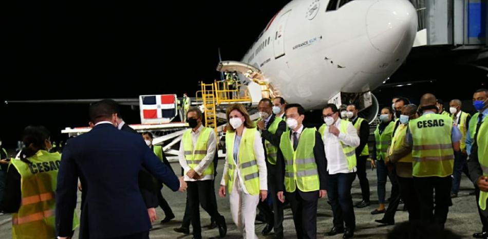 El arribo del avión Boeing 777 de Air China tiene programado aterrizar en Las Américas hoy a las 4:30 de la tarde, donde será recibido por funcionarios del gobierno, encabezados por la vicepresidenta Raquel Peña.