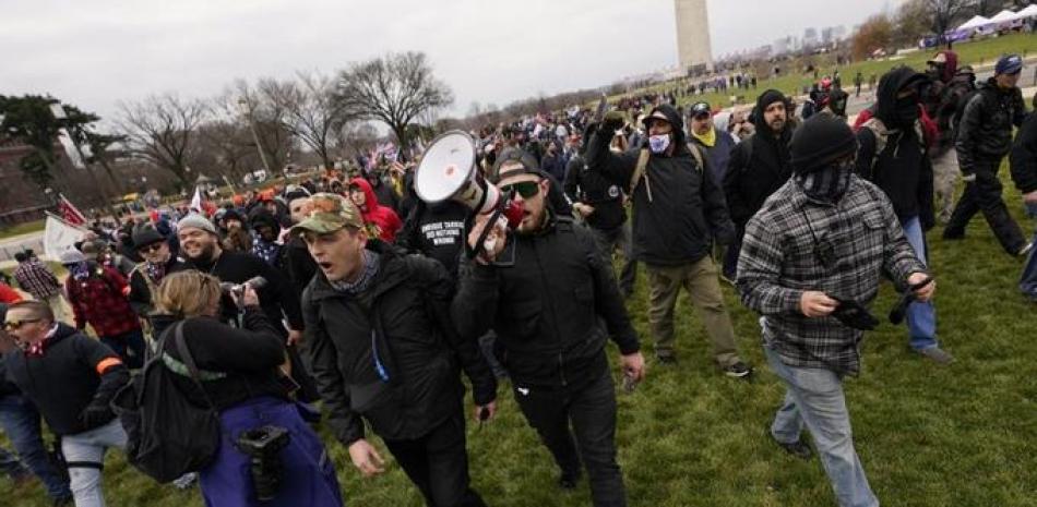 En esta imagen de archivo, tomada el 6 de enero de 2021, un grupo de personas marchan a un mitín en apoyo del entonces presidente de Estados Unidos, Donald Trump, en Washington. (AP Foto/Carolyn Kaster, archivo)