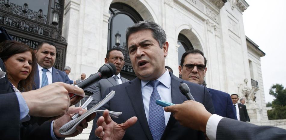 Presidente de Honduras, Juan Orlando Hernández, habla con reporteros al salir de una reunión en la sede de la OEA, en Washington. (AP Foto/Jacquelyn Martin, archivo)