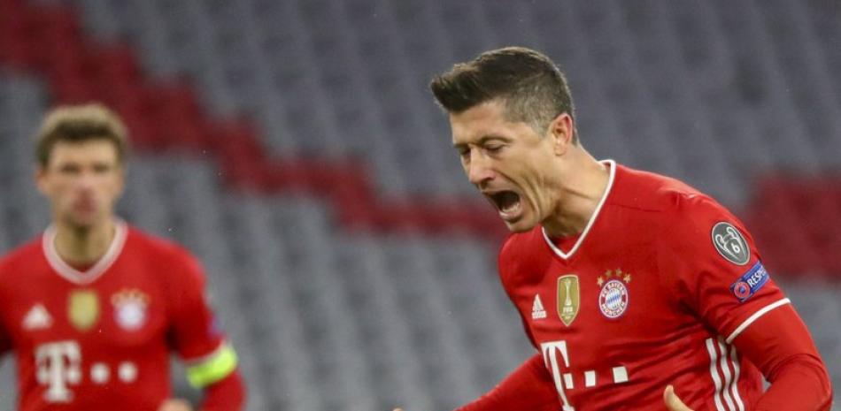 Robert Lewandowski del Bayern Múnich celebra tras anotar de penal contra la Lazio en el partido por los octavos de final de la Liga de Campeones, el miércoles 17 de marzo de 2021.