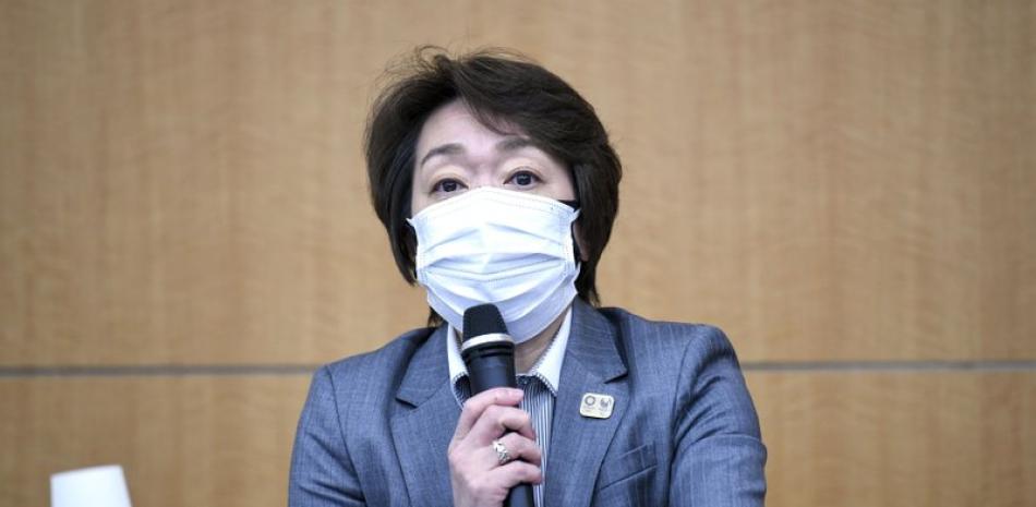 Seiko Hashimoto, presidenta del Comité Organizador de los Juegos Olímpicos y Paralímpicos Tokio 2020, durante una conferencia de prensa por los comentarios de su director creativo. ( AP)