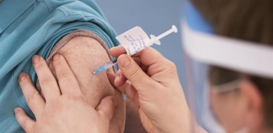Una persona es vacunada contra la covid-19 en Oslo. EFE/EPA/TORSTEIN BOE