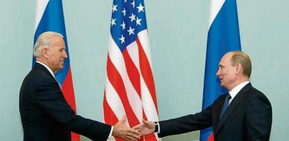 El entonces vicepresidente de EE.UU.,Joe Biden, a la izquierda, y el presidente de Rusia, Vladimir Putin, en foto de archivo. AP