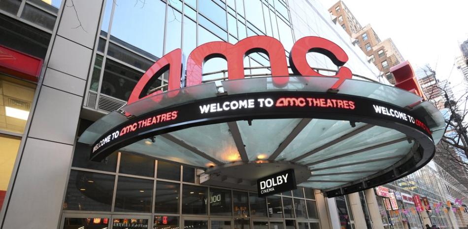 Un peatón pasa frente al recién reabierto cine AMC en la calle 34 de Nueva York, el 5 de marzo de 2021. (Foto por Evan Agostini/Invision/AP)