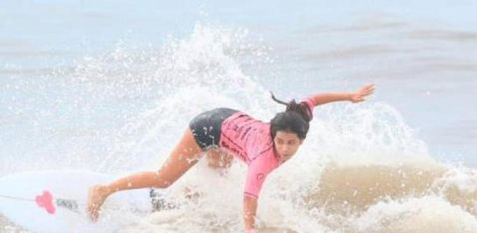 La surfista salvadoreña Katherine Díaz Hernández falleció esté sábado luego de ser impactada por un rayo.