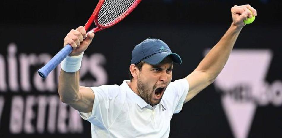 Aslan Karatsev gesticula después de ganar el título en Dubai.