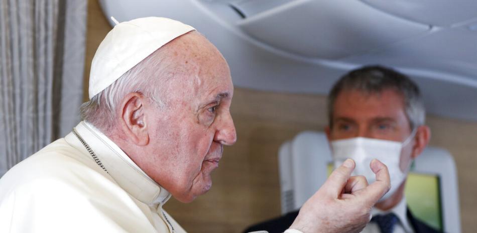 El papa Francisco habla con periodistas el lunes 8 de marzo de 2021, durante su vuelo de regreso al Vaticano, luego de un viaje de cuatro días a Irak.

Foto: AP/Yara Nardi