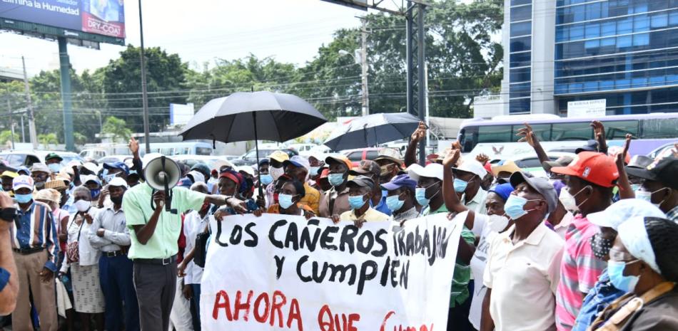 La Unión de Trabajadores Cañeros de los Bateyes, encabezada por Jesús Núñez, a las afueras de la DGJP. Raúl Asencio