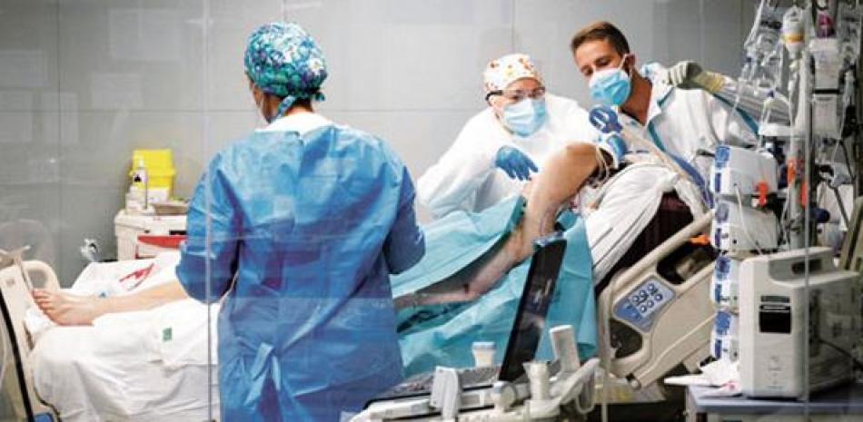 Personal médico atiende a un paciente en el nuevo hospital de urgencias Enfermera Isabel Zendal de Madrid, el 17 de marzo de 2021. AFP