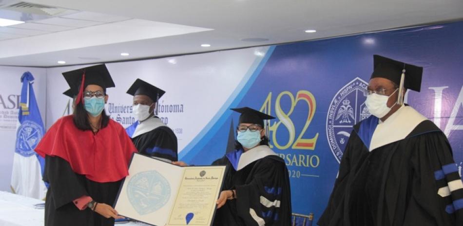 Noelia de Jesús Rodríguez, graduada suma cum laude, recibe su diplomada de manos de la rectora de la UASD, Emma Polanco Melo.