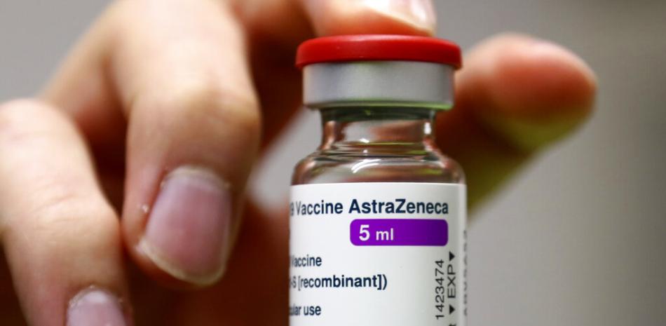 Personal médico prepara una vacunad de AstraZeneca contra el coronavirus en el centro de vacunación de Ebersberg, Múnich, Alemania, el lunes 22 de marzo de 2021.

Foto: AP/Matthias Schrader