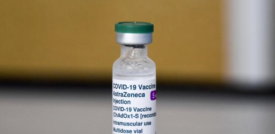Un vial de la vacuna de AstraZeneca contra el COVID-19 en el templo sij Guru Nanak Gurdwara, el día que empezaba a opera el Centro de Vacunaciones Vaisakhi en Luton, Inglaterra, el domingo 21 de marzo de 2021. (AP Foto/Alberto Pezzali)