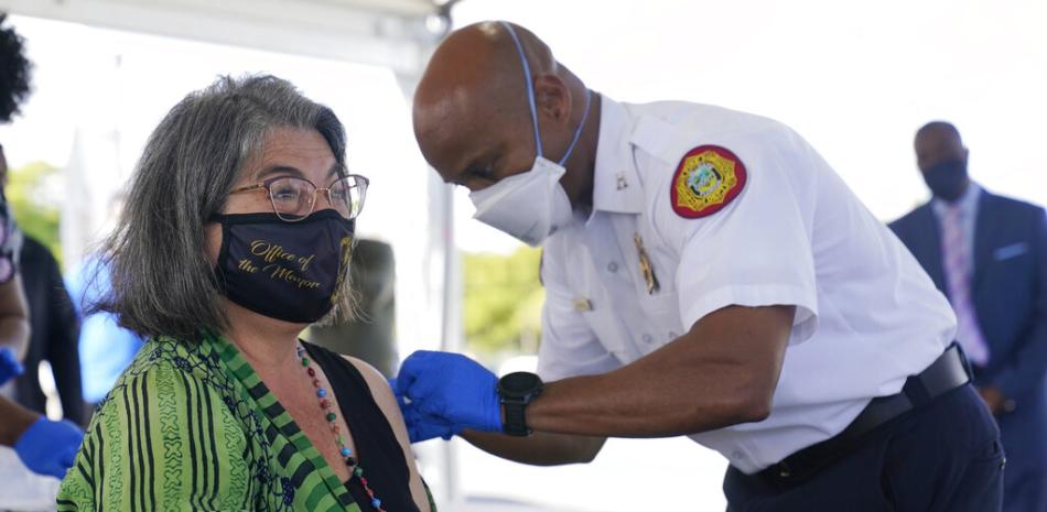 La alcaldesa del condado Miami-Dade, Daniella Levine Cava, recibe la vacuna de Pfizer contra el coronavirus, el 17 de marzo de 2021 en el centro de vacunación Tropical Park, en Miami, Florida.

Foto: AP Foto/Wilfredo Lee