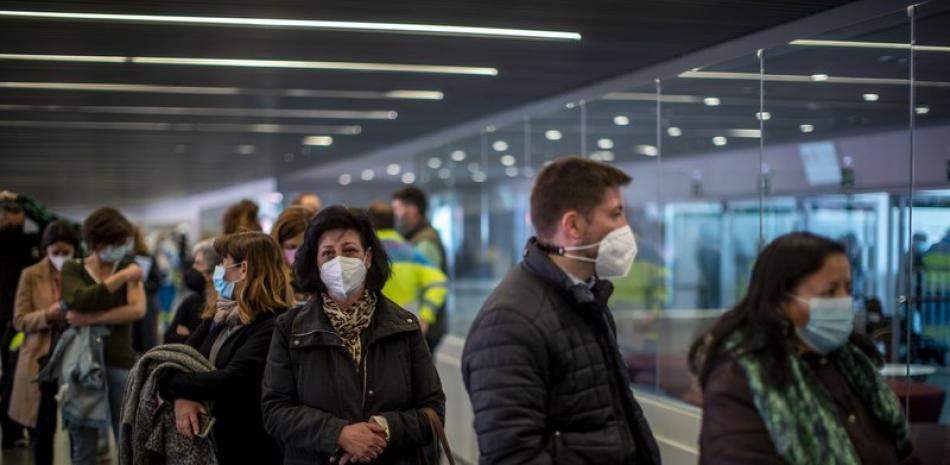 Un grupo de personas hacen fila el miércoles 24 de marzo de 2021 después de recibir la vacuna contra el COVID-19 durante una campaña masiva en el estadio Wanda Metropolitano, en Madrid, España. (AP Foto/Manu Fernández)