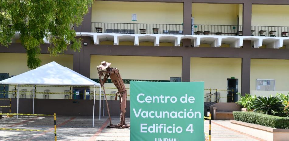 Centro de vacunación de la Universidad Nacional Pedro Henríquez Ureña (UNPHU). Foto: Raúl Asenvcio/LD