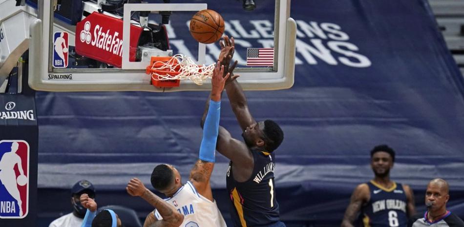 El alero de los New Orleans Pelicans Zion Williamson (1) va a la canasta contra el alero de Los Angeles Lakers Kyle Kuzma (0) durante la primera mitad de un partido de baloncesto de la NBA en Nueva Orleans, este martes,