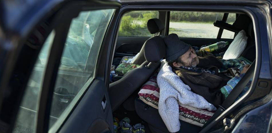 Juan Jiménez, de 60 años, descansa en su carro, donde actualmente es su hogar, en Pamplona, España. Jiménez vive en su Ford de segunda mano desde hace casi un año después de que la desaceleración económica provocada por la pandemia de coronavirus destruyera su estabilidad financiera. Foto: AP/Alvaro Barrientos.